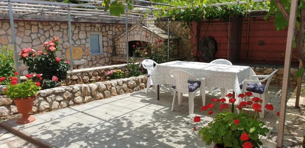 Apartments Roses Dobrinj Екстер'єр фото