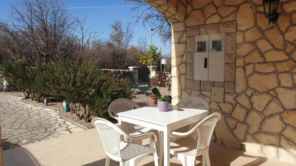 Apartments Roses Dobrinj Екстер'єр фото