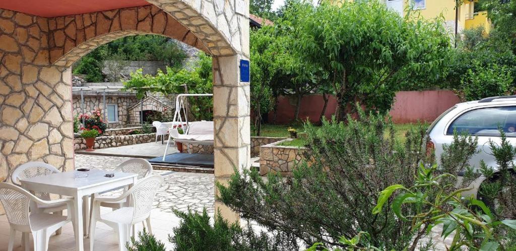 Apartments Roses Dobrinj Екстер'єр фото