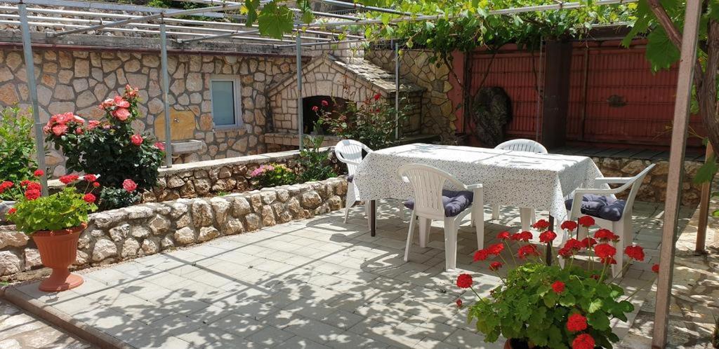 Apartments Roses Dobrinj Екстер'єр фото