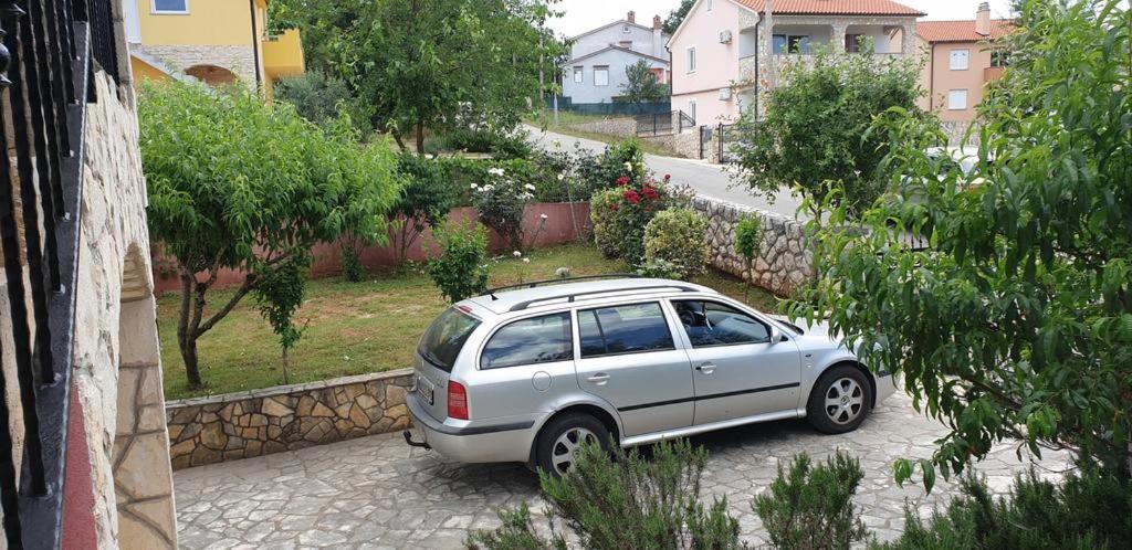 Apartments Roses Dobrinj Екстер'єр фото