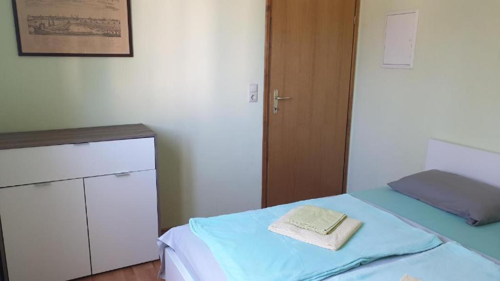 Apartments Roses Dobrinj Екстер'єр фото