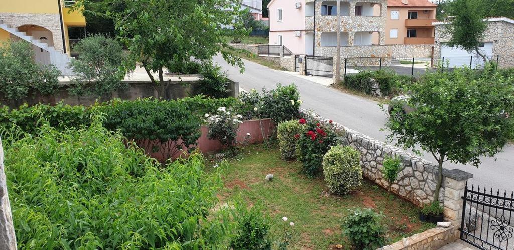 Apartments Roses Dobrinj Екстер'єр фото
